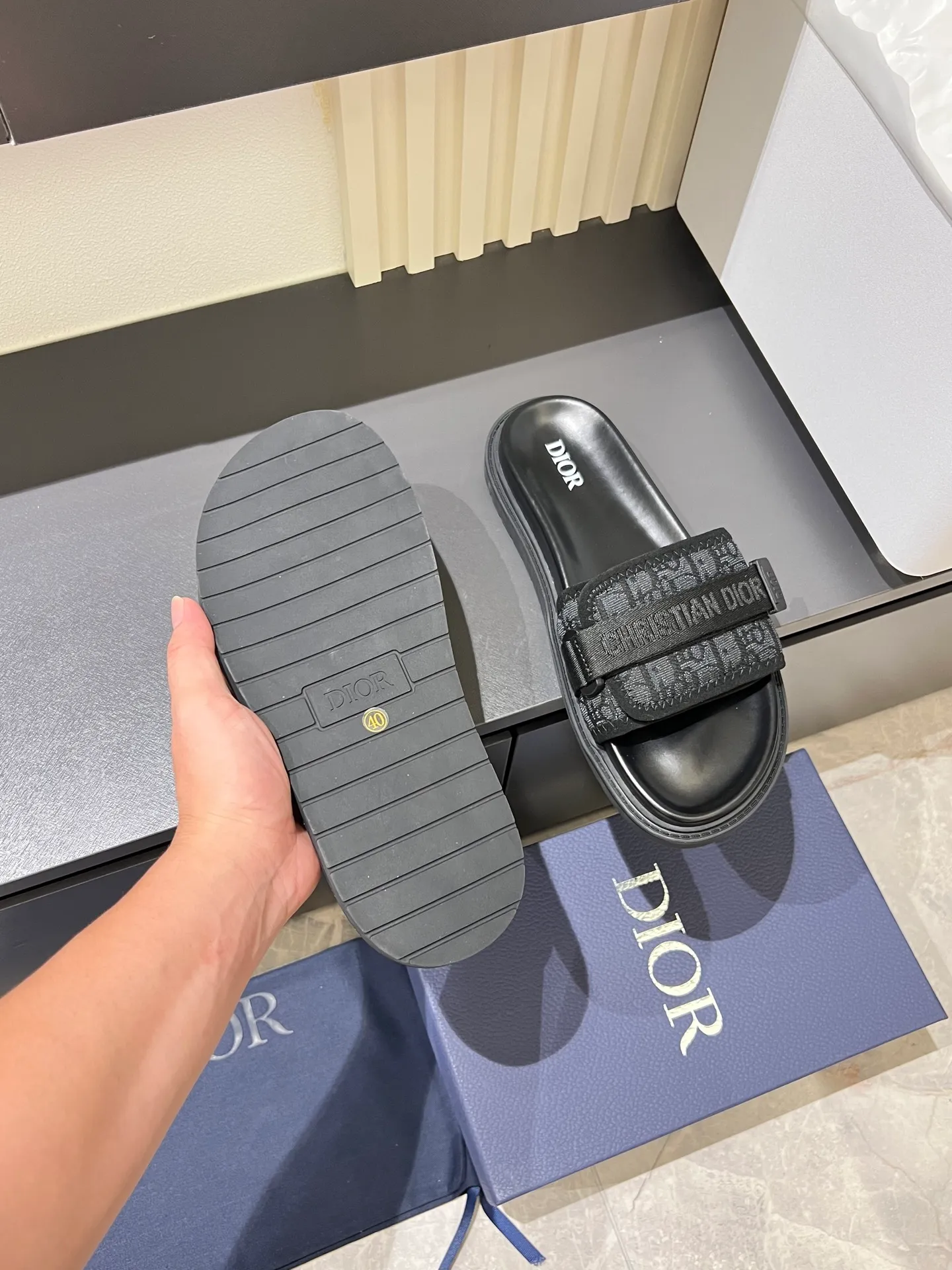 Men's men's shoes 💰p300 Size 38-45 Dior Dior's latest H-Town series Oblique thick sole slippers sandals Original purchase development and production This Dior H-Town sandals pay tribute to the classic logo of sports style and highlight Dior's high-end spirit. Crafted from black rubber with a beige and black Oblique printed upper, it's accentuated with tonal calfskin details. The rubber sole incorporates a variety of elements and is embellished with the Dior logo for a refined, futuristic look. Can be worn with shorts or jeans. Comes with exquisite packaging at the counter 🛍📦 ▪️ Fabric: Original customized imported Oblique embroidery ▪️ Lining: Imported soft sheepskin ▪️ Sole: Original molded ultra-light foam material ▪️ Bottom thickness: 4CM
